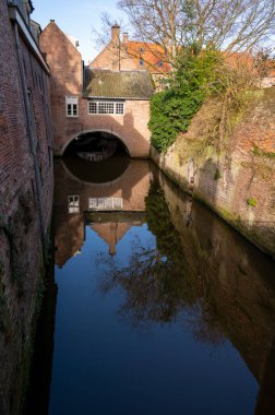 Güneşli bir günde Hollanda 'nın Kuzey Brabant eyaletinin başkenti Den Bosch' un eski bir bölgesinde yürümek