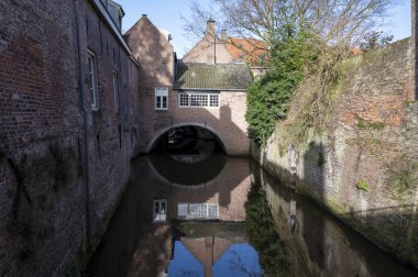 Güneşli bir günde Hollanda 'nın Kuzey Brabant eyaletinin başkenti Den Bosch' un eski bir bölgesinde yürümek