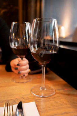 Bordeaux, Fransa 'dan iki bardak sek Fransız şarabı.