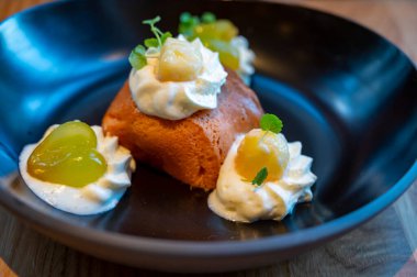 Fransız tatlısı baba au rhum ve krem şanti yakın çekim