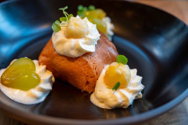 Fransız tatlısı baba au rhum ve krem şanti yakın çekim