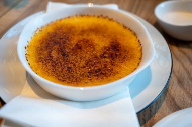 Tatlı kremalı brüle üzerine kahverengi şeker.