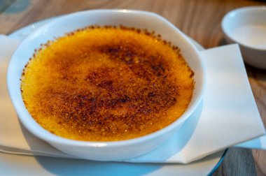 Tatlı kremalı brüle üzerine kahverengi şeker.