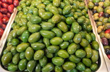 Markete yakın lezzetli yeşil zeytinler, sağlıklı vejetaryen gıda geçmişi.