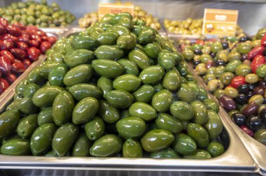 Markete yakın lezzetli yeşil zeytinler, sağlıklı vejetaryen gıda geçmişi.