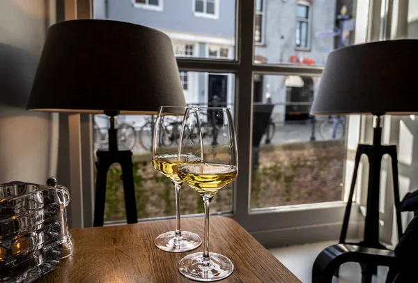 Twee Glazen Chileense Chardonnay Viognier Witte Wijn Geserveerd Gezellig Nederlands — Stockfoto