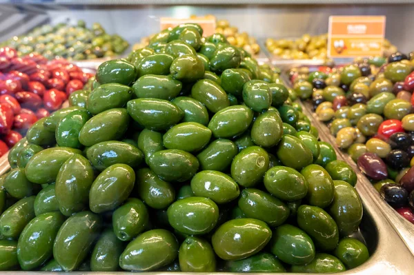 Ízletes Zöld Olajbogyó Közel Piacon Egészséges Vegetáriánus Élelmiszer Háttér — Stock Fotó