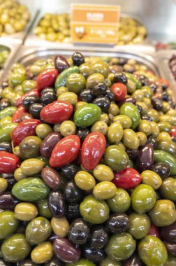 Markete yakın renkli zeytinler, sağlıklı vejetaryen gıda arka planı