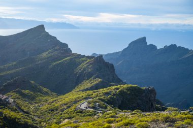 Teno parkının kırsal kesimindeki dağlar Tenerife 'deki Masca köyü ve arka plandaki La Gomera adası yakınlarındaki Kanarya adaları, kışın İspanya