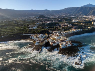 Renkli evlere ve Puerto de la Cruz, Tenerife 'deki Teide Dağı' nın tepesine kışın gündoğumunda Kanarya Adaları 'na açılan hava manzarası