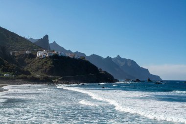 Laya de Almaciga ve mavi Atlantik Okyanusu 'nun lav kayaları üzerindeki panoramik manzara, Tenerife' nin kuzeyinde, İspanya 'nın Kanarya Adaları' nda, Tanagana köyü yakınlarındaki Anaga milli parkı