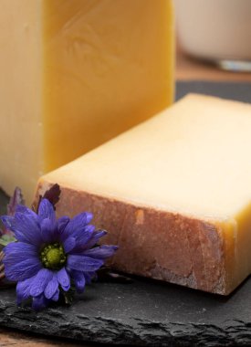 Fransız peynir koleksiyonu, Fransa 'nın Franche-Comte bölgesinde pastörize edilmemiş inek sütünden yapılan kont peynir.