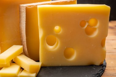 İsviçre peynirleri koleksiyonu, delikli büyüteç, gruyere, apandisit fondü peynirleri...