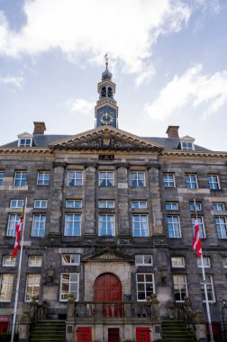 Güneşli bir günde Hollanda 'nın Kuzey Brabant eyaletinin başkenti Den Bosch' un eski bir bölgesinde yürümek