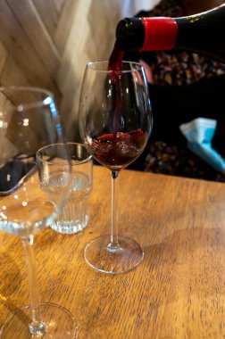 Puglia 'daki İtalyan kantin restoranının camına ilkel İtalyan şarabı dökülüyor.