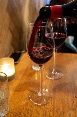 Puglia 'daki İtalyan kantin restoranının camına ilkel İtalyan şarabı dökülüyor.