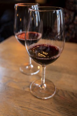 Bordeaux, Fransa 'dan bir bardak sek Fransız şarabı.