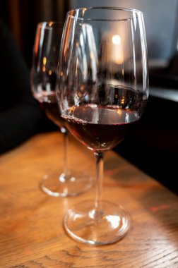 Bordeaux, Fransa 'dan iki bardak sek Fransız şarabı.