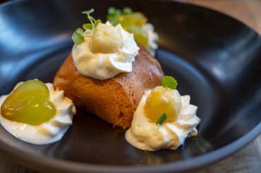 Fransız tatlısı baba au rhum ve krem şanti yakın çekim