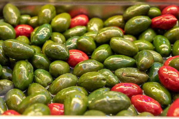 Saporite Olive Verdi Rosse Vicino Sul Mercato Sano Sfondo Cibo — Foto Stock