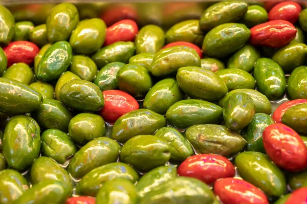 Sabrosas Aceitunas Verdes Rojas Cerca Mercado Alimentos Vegetarianos Saludables Fondo —  Fotos de Stock