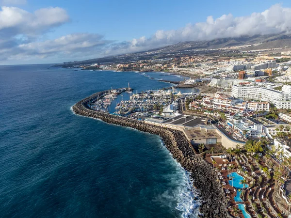 Costa Adeje ve Playa de las Americas yakınlarındaki Tenerife 'nin güneyindeki kumlu plajlar ve kışın İspanya' nın Kanarya Adaları 'ndaki hava manzarası