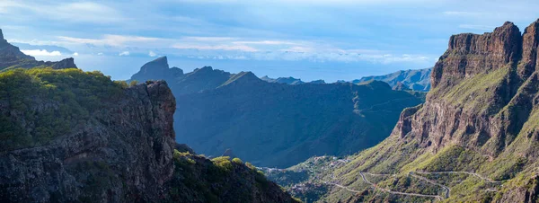 位于西班牙加那利群岛Tenerife岛上孤立的Masca村和背景的La Gomera岛附近的Teno农村公园的山脉 — 图库照片