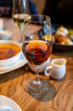 Lokantada yemekten sonra servis edilen tatlı hazmedilmiş şarap.