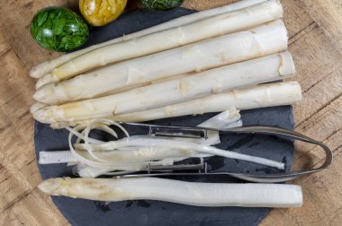 Taze kuşkonmaz pişirme, kuşkonmaz için soyma bıçağı.