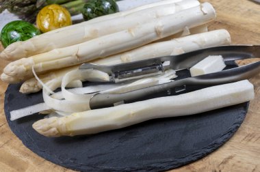 Taze kuşkonmaz pişirme, kuşkonmaz için soyma bıçağı.