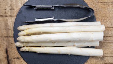 Taze kuşkonmaz pişirme, kuşkonmaz için soyma bıçağı.