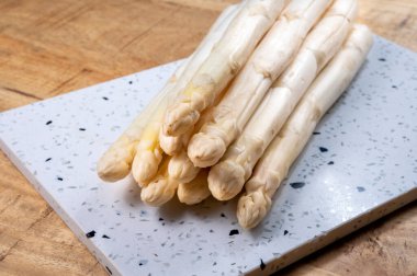 Bir demet taze Hollanda çiğ beyaz kuşkonmaz sebzesi, baharın ilk hasadı.