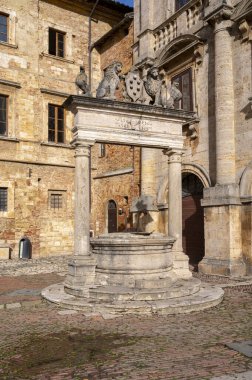 Montepulciano, Tuscany, İtalya 'daki taş sokak ve evlerin manzarası