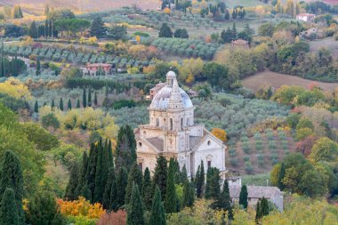İtalya 'nın Montepulciano, Toskana kentinden kilise, tepe ve üzüm bağlarının manzarası