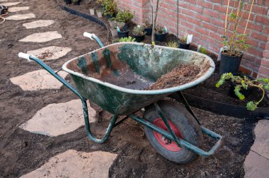 Bahçe yenileme çalışmaları devam ediyor. Baharda ekime hazır yeni yeşil santraller.