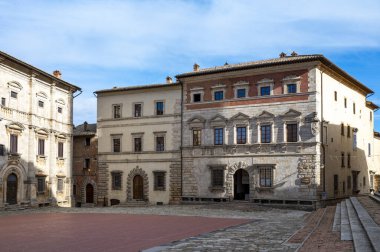 Montepulciano, Tuscany, İtalya 'daki taş sokak ve evlerin manzarası