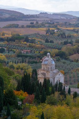 İtalya 'nın Montepulciano, Toskana kentinden kilise, tepe ve üzüm bağlarının manzarası