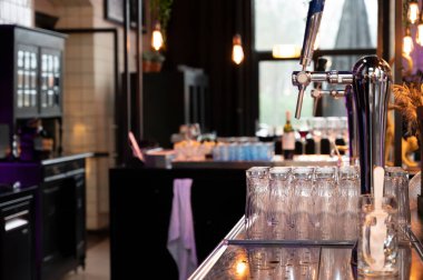 Bira fıçıları ve kafeteryasında boş bardaklar olan klasik bira ve viski barları.,