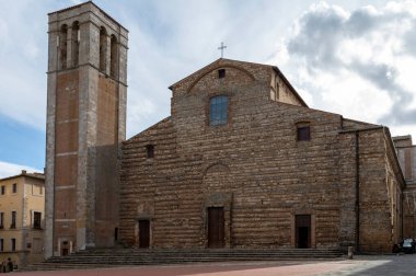 Eski şarap üretim kasabası Montepulciano, Tuscany, İtalya 'daki evler ve eski kilise manzarası