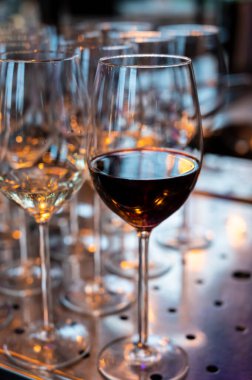 Barda parti ya da kutlama için bir sürü beyaz ve kırmızı şarap var.