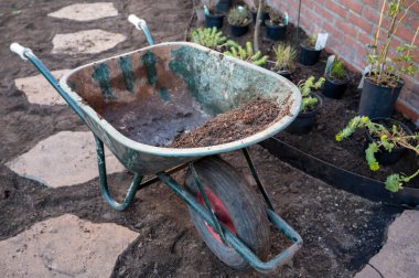 Bahçe yenileme çalışmaları devam ediyor. Baharda ekime hazır yeni yeşil santraller.