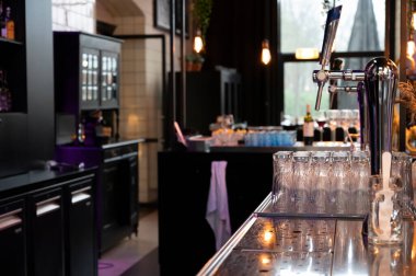 Bira fıçıları ve kafeteryasında boş bardaklar olan klasik bira ve viski barları.,