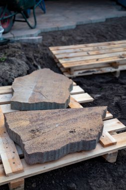 Baharda yenileme sırasında bahçeye düzensiz şekilli beton döşeme çalışması