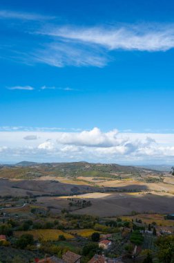 İtalya 'daki Montepulciano, Toskana' dan gelen tepe ve üzüm bağlarının manzarası