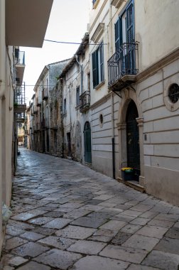 Eski İtalyan kenti Fondi 'nin ortaçağ bölgesi, taş sokaklar ve evler, Lazio bölgesi, İtalya