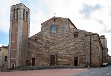 Eski şarap üretim kasabası Montepulciano, Tuscany, İtalya 'daki evler ve eski kilise manzarası
