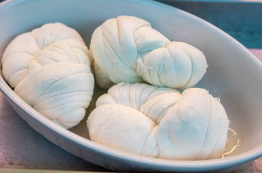 Pazar vitrininde beyaz yumuşak örgü inek peyniri