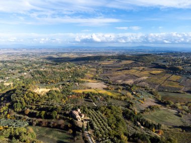 Sonbaharda İtalya 'nın Montepulciano kenti yakınlarındaki üzüm bağları boyunca tepelerde hava manzarası