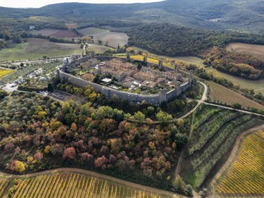 İtalya 'nın Toskana kentindeki Monteriggione tepesindeki ortaçağ kale kasabasında Aeriel manzarası