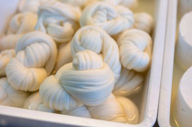 Pazar vitrininde beyaz yumuşak örgü inek peyniri